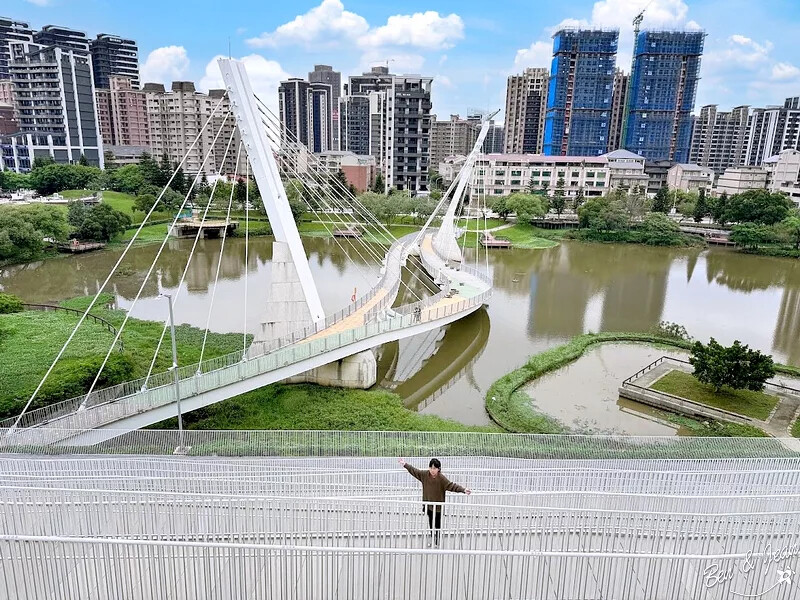 桃園市中壢區桃園市兒童美術館》全台最美的兒童美術館，以當代藝術為主題，純白色斜頂山丘好吸睛