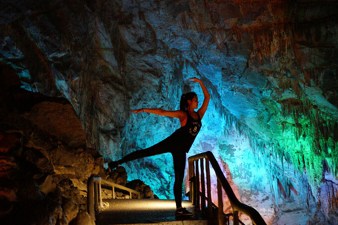 中國重慶景點旅遊推薦》兩江國際影視城，民國街以民國歷史、巴渝特色為主題的老重慶特色街區，換裝拍照也很有趣