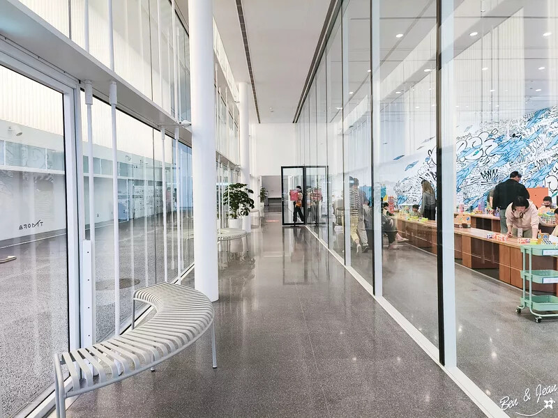 桃園市中壢區桃園市兒童美術館》全台最美的兒童美術館，以當代藝術為主題，純白色斜頂山丘好吸睛