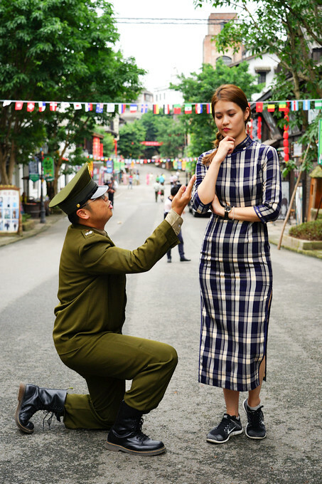 中國重慶景點旅遊推薦》兩江國際影視城，民國街以民國歷史、巴渝特色為主題的老重慶特色街區，換裝拍照也很有趣