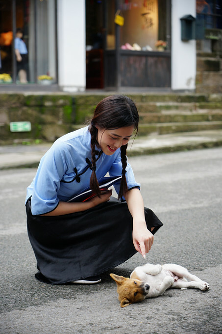 中國重慶景點旅遊推薦》兩江國際影視城，民國街以民國歷史、巴渝特色為主題的老重慶特色街區，換裝拍照也很有趣