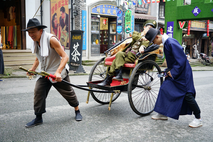 中國重慶景點旅遊推薦》兩江國際影視城，民國街以民國歷史、巴渝特色為主題的老重慶特色街區，換裝拍照也很有趣