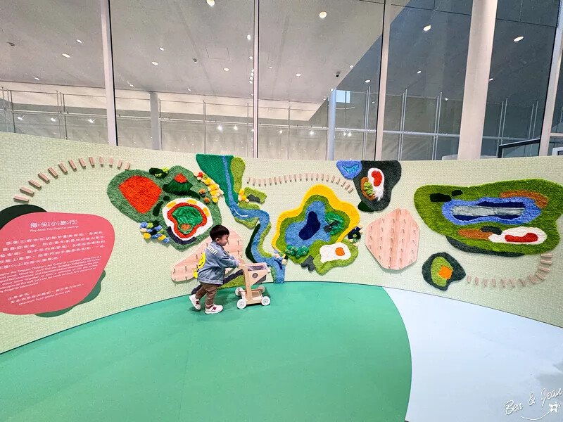 桃園市中壢區桃園市兒童美術館》全台最美的兒童美術館，以當代藝術為主題，純白色斜頂山丘好吸睛