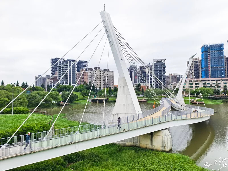 桃園市中壢區桃園市兒童美術館》全台最美的兒童美術館，以當代藝術為主題，純白色斜頂山丘好吸睛