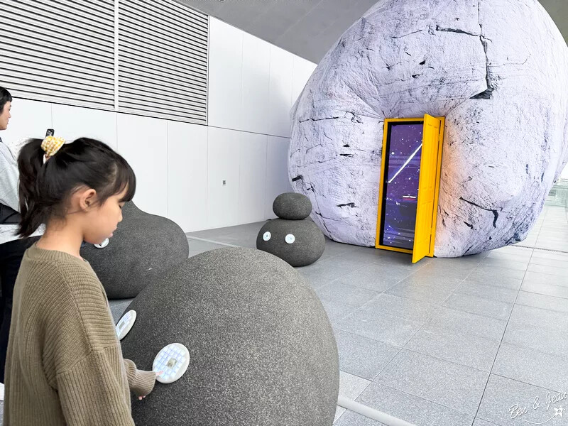 桃園市中壢區桃園市兒童美術館》全台最美的兒童美術館，以當代藝術為主題，純白色斜頂山丘好吸睛