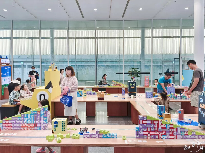 桃園市中壢區桃園市兒童美術館》全台最美的兒童美術館，以當代藝術為主題，純白色斜頂山丘好吸睛