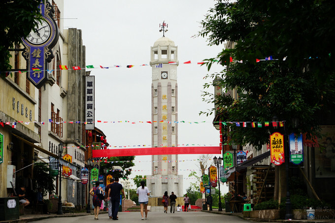 中國重慶景點旅遊推薦》兩江國際影視城，民國街以民國歷史、巴渝特色為主題的老重慶特色街區，換裝拍照也很有趣