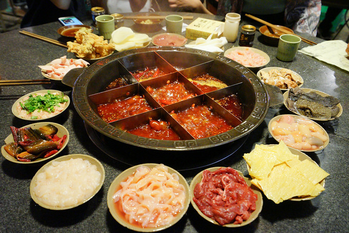 中國重慶景點旅遊推薦》兩江國際影視城，民國街以民國歷史、巴渝特色為主題的老重慶特色街區，換裝拍照也很有趣