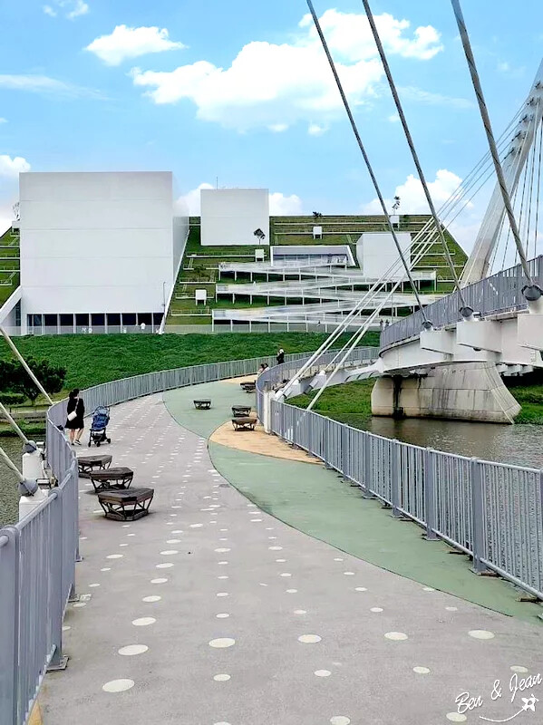 桃園市中壢區桃園市兒童美術館》全台最美的兒童美術館，以當代藝術為主題，純白色斜頂山丘好吸睛