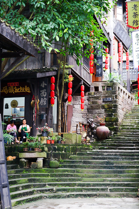 中國重慶景點旅遊推薦》兩江國際影視城，民國街以民國歷史、巴渝特色為主題的老重慶特色街區，換裝拍照也很有趣