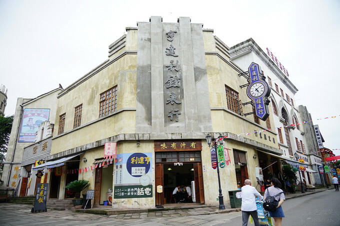 中國重慶景點旅遊推薦》兩江國際影視城，民國街以民國歷史、巴渝特色為主題的老重慶特色街區，換裝拍照也很有趣