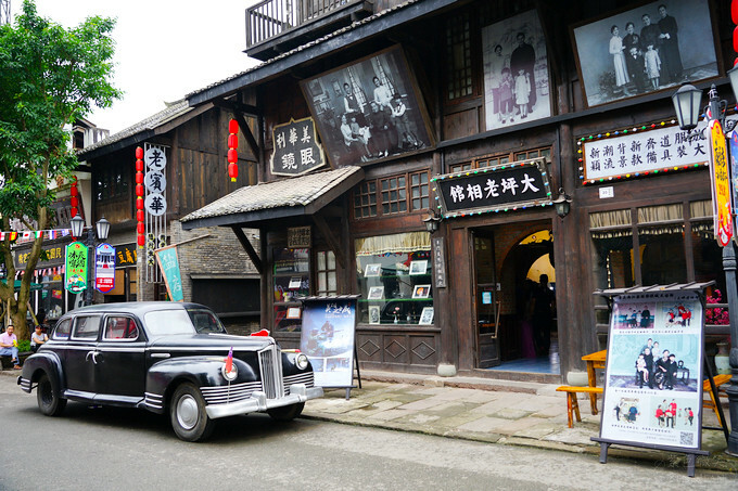 中國重慶景點旅遊推薦》兩江國際影視城，民國街以民國歷史、巴渝特色為主題的老重慶特色街區，換裝拍照也很有趣