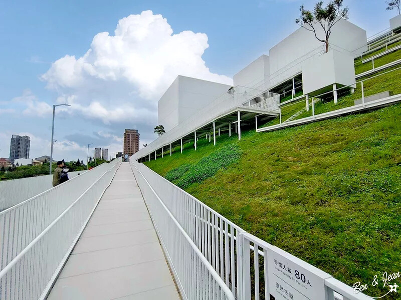 桃園市中壢區桃園市兒童美術館》全台最美的兒童美術館，以當代藝術為主題，純白色斜頂山丘好吸睛