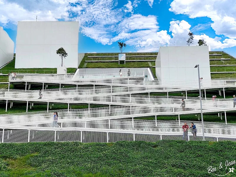 桃園市中壢區桃園市兒童美術館》全台最美的兒童美術館，以當代藝術為主題，純白色斜頂山丘好吸睛