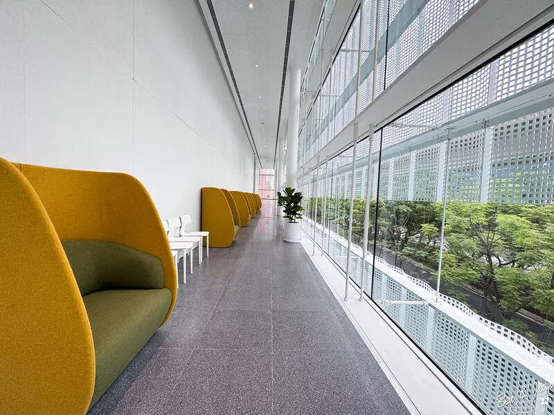 桃園市中壢區桃園市兒童美術館》全台最美的兒童美術館，以當代藝術為主題，純白色斜頂山丘好吸睛