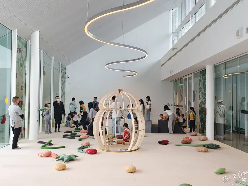 桃園市中壢區桃園市兒童美術館》全台最美的兒童美術館，以當代藝術為主題，純白色斜頂山丘好吸睛