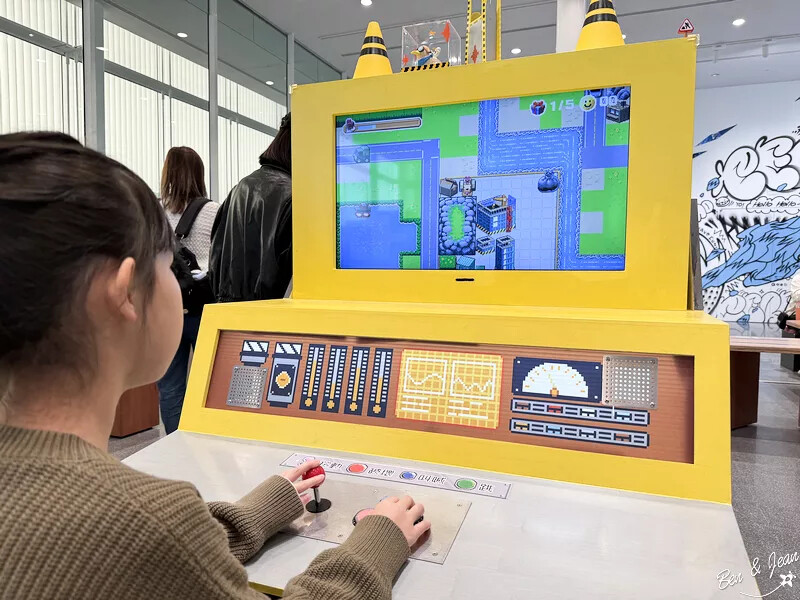 桃園市中壢區桃園市兒童美術館》全台最美的兒童美術館，以當代藝術為主題，純白色斜頂山丘好吸睛