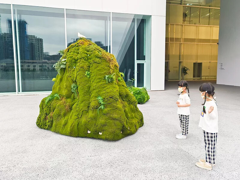 桃園市中壢區桃園市兒童美術館》全台最美的兒童美術館，以當代藝術為主題，純白色斜頂山丘好吸睛