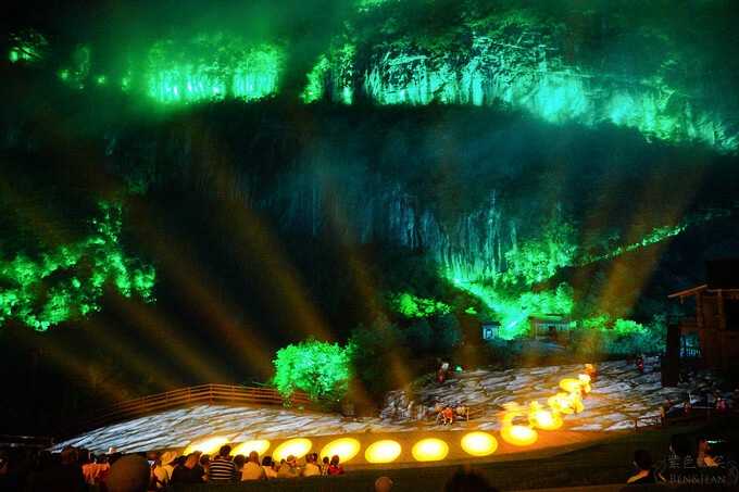 中國重慶景點旅遊推薦》兩江國際影視城，民國街以民國歷史、巴渝特色為主題的老重慶特色街區，換裝拍照也很有趣