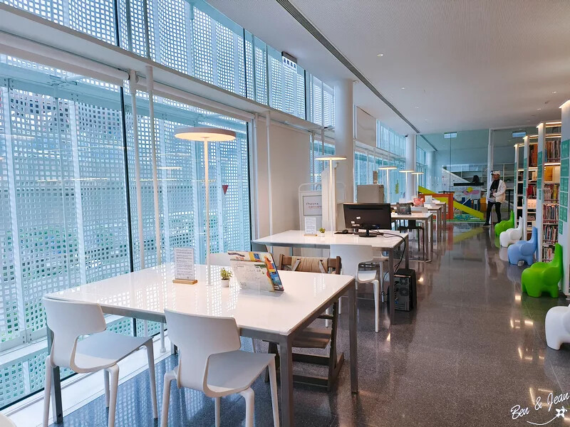 桃園市中壢區桃園市兒童美術館》全台最美的兒童美術館，以當代藝術為主題，純白色斜頂山丘好吸睛