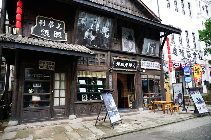 中國重慶景點旅遊推薦》兩江國際影視城，民國街以民國歷史、巴渝特色為主題的老重慶特色街區，換裝拍照也很有趣
