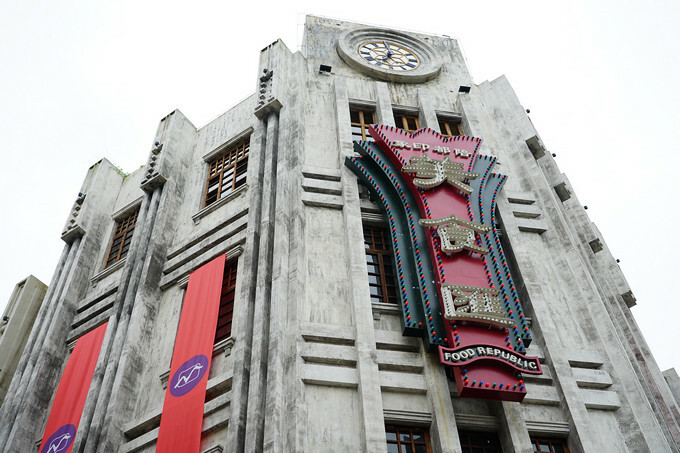 中國重慶景點旅遊推薦》兩江國際影視城，民國街以民國歷史、巴渝特色為主題的老重慶特色街區，換裝拍照也很有趣