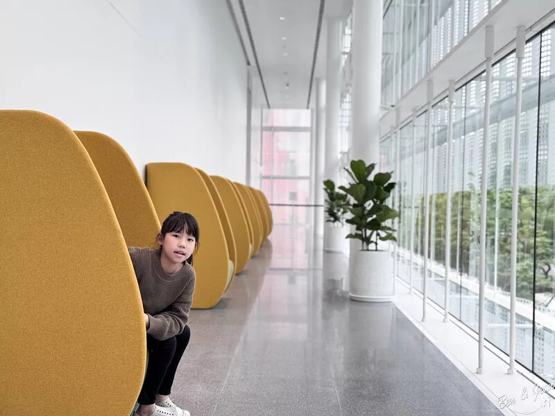 桃園市中壢區桃園市兒童美術館》全台最美的兒童美術館，以當代藝術為主題，純白色斜頂山丘好吸睛