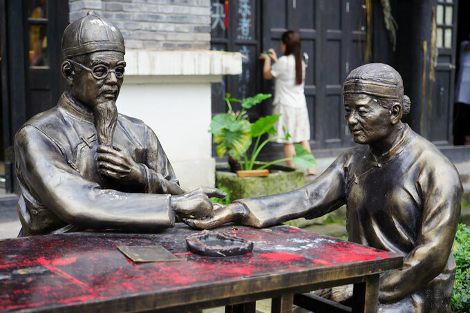 中國重慶景點旅遊推薦》兩江國際影視城，民國街以民國歷史、巴渝特色為主題的老重慶特色街區，換裝拍照也很有趣