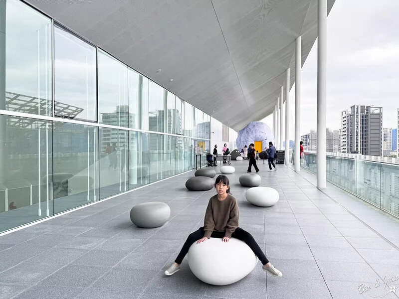 桃園市中壢區桃園市兒童美術館》全台最美的兒童美術館，以當代藝術為主題，純白色斜頂山丘好吸睛