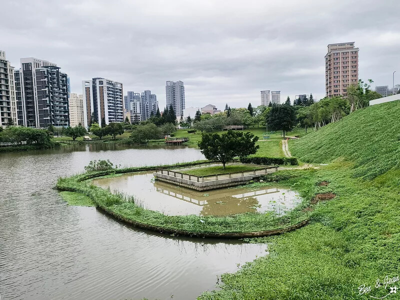 桃園市中壢區桃園市兒童美術館》全台最美的兒童美術館，以當代藝術為主題，純白色斜頂山丘好吸睛