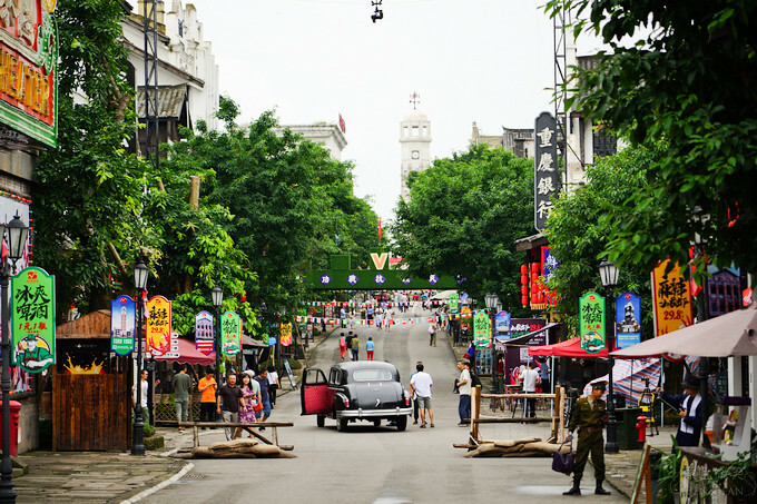 中國重慶景點旅遊推薦》兩江國際影視城，民國街以民國歷史、巴渝特色為主題的老重慶特色街區，換裝拍照也很有趣