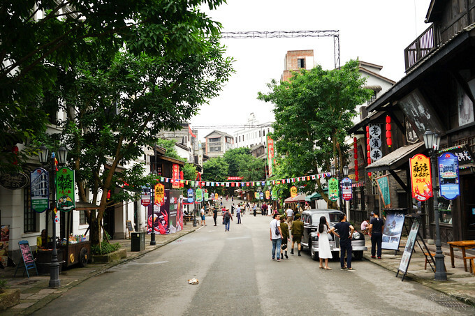 中國重慶景點旅遊推薦》兩江國際影視城，民國街以民國歷史、巴渝特色為主題的老重慶特色街區，換裝拍照也很有趣