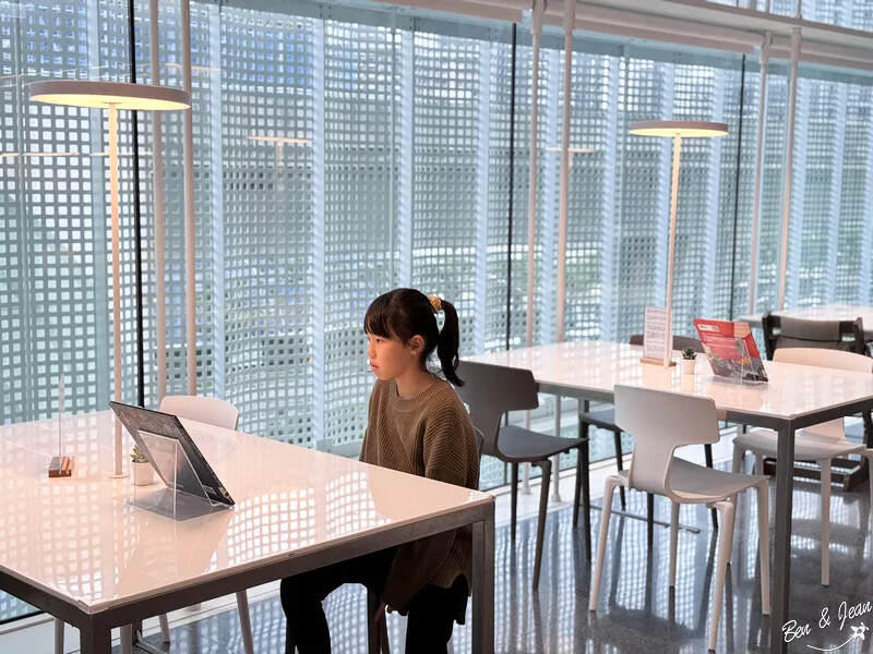 桃園市中壢區桃園市兒童美術館》全台最美的兒童美術館，以當代藝術為主題，純白色斜頂山丘好吸睛