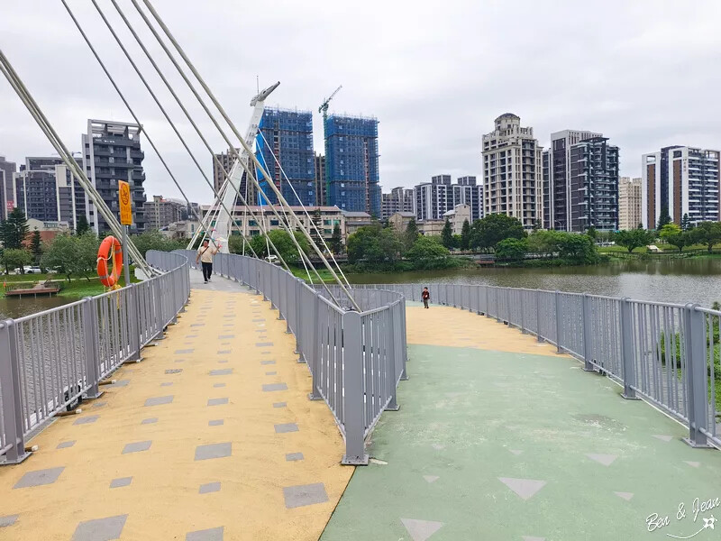 桃園市中壢區桃園市兒童美術館》全台最美的兒童美術館，以當代藝術為主題，純白色斜頂山丘好吸睛