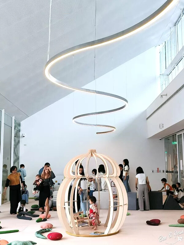 桃園市中壢區桃園市兒童美術館》全台最美的兒童美術館，以當代藝術為主題，純白色斜頂山丘好吸睛