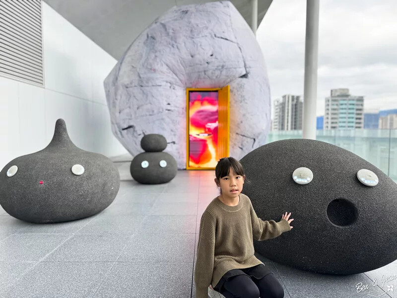 桃園市中壢區桃園市兒童美術館》全台最美的兒童美術館，以當代藝術為主題，純白色斜頂山丘好吸睛