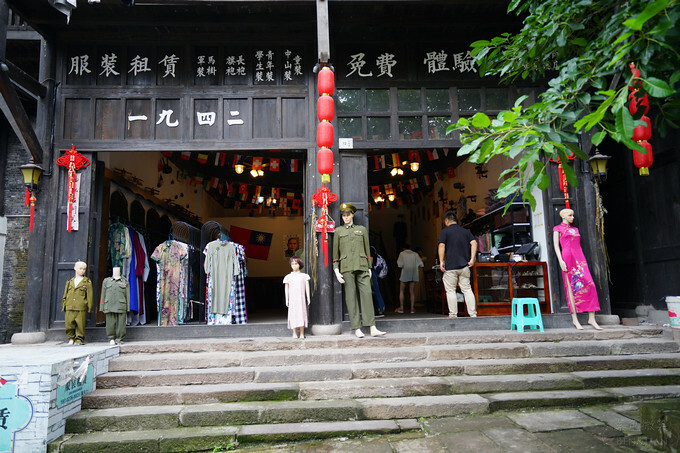 中國重慶景點旅遊推薦》兩江國際影視城，民國街以民國歷史、巴渝特色為主題的老重慶特色街區，換裝拍照也很有趣
