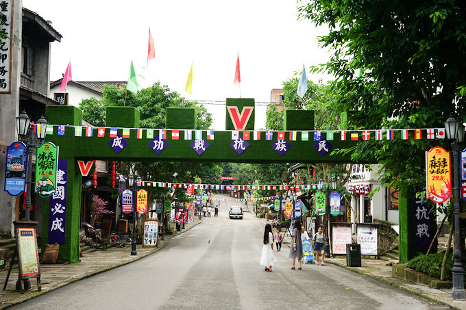 中國重慶景點旅遊推薦》兩江國際影視城，民國街以民國歷史、巴渝特色為主題的老重慶特色街區，換裝拍照也很有趣
