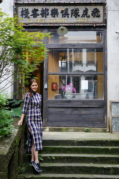 中國重慶景點旅遊推薦》兩江國際影視城，民國街以民國歷史、巴渝特色為主題的老重慶特色街區，換裝拍照也很有趣