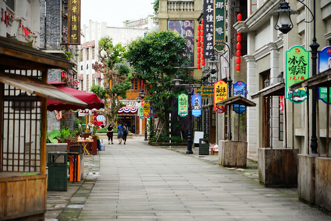 中國重慶景點旅遊推薦》兩江國際影視城，民國街以民國歷史、巴渝特色為主題的老重慶特色街區，換裝拍照也很有趣