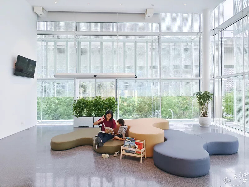 桃園市中壢區桃園市兒童美術館》全台最美的兒童美術館，以當代藝術為主題，純白色斜頂山丘好吸睛