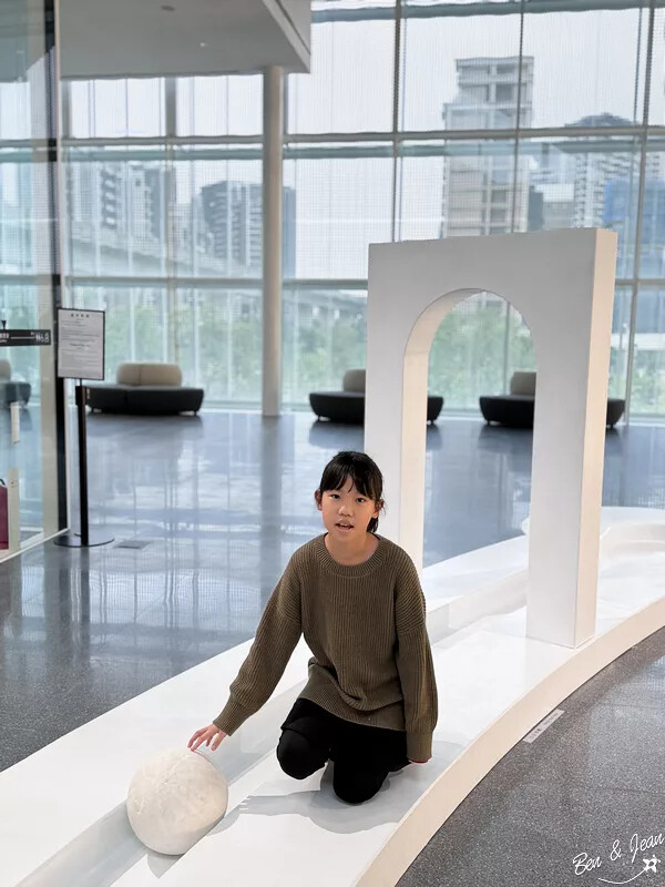 桃園市中壢區桃園市兒童美術館》全台最美的兒童美術館，以當代藝術為主題，純白色斜頂山丘好吸睛