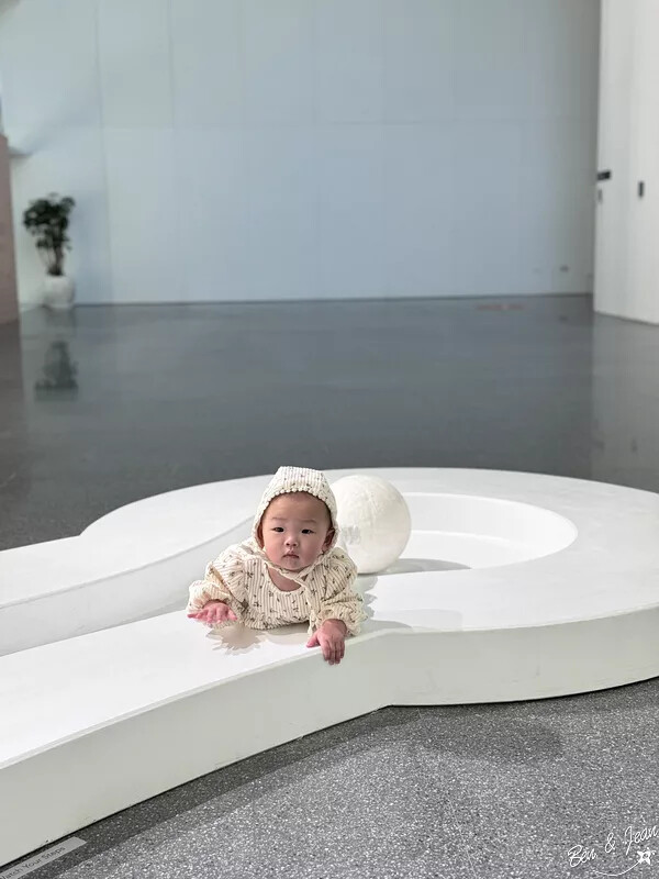 桃園市中壢區桃園市兒童美術館》全台最美的兒童美術館，以當代藝術為主題，純白色斜頂山丘好吸睛