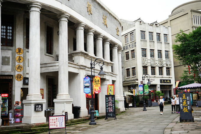 中國重慶景點旅遊推薦》兩江國際影視城，民國街以民國歷史、巴渝特色為主題的老重慶特色街區，換裝拍照也很有趣