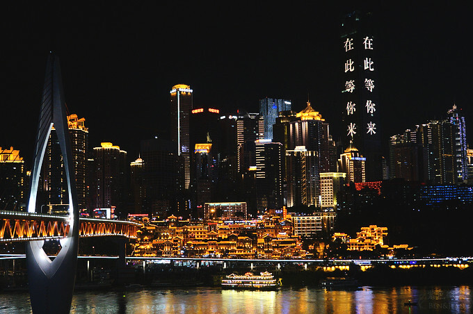 中國重慶景點旅遊推薦》兩江國際影視城，民國街以民國歷史、巴渝特色為主題的老重慶特色街區，換裝拍照也很有趣