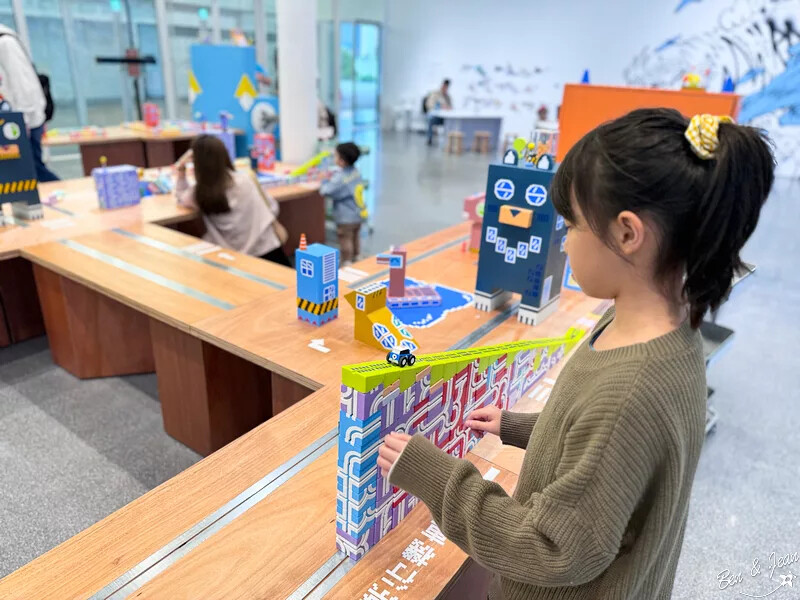 桃園市中壢區桃園市兒童美術館》全台最美的兒童美術館，以當代藝術為主題，純白色斜頂山丘好吸睛