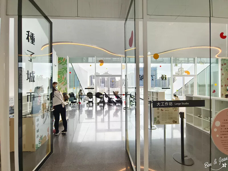 桃園市中壢區桃園市兒童美術館》全台最美的兒童美術館，以當代藝術為主題，純白色斜頂山丘好吸睛