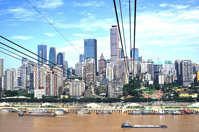 中國重慶景點旅遊推薦》兩江國際影視城，民國街以民國歷史、巴渝特色為主題的老重慶特色街區，換裝拍照也很有趣