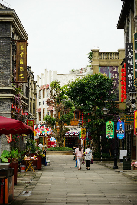 中國重慶景點旅遊推薦》兩江國際影視城，民國街以民國歷史、巴渝特色為主題的老重慶特色街區，換裝拍照也很有趣