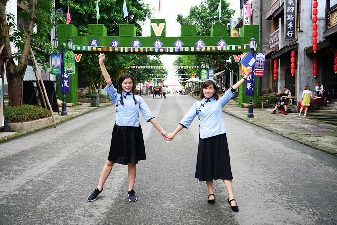 中國重慶景點旅遊推薦》兩江國際影視城，民國街以民國歷史、巴渝特色為主題的老重慶特色街區，換裝拍照也很有趣